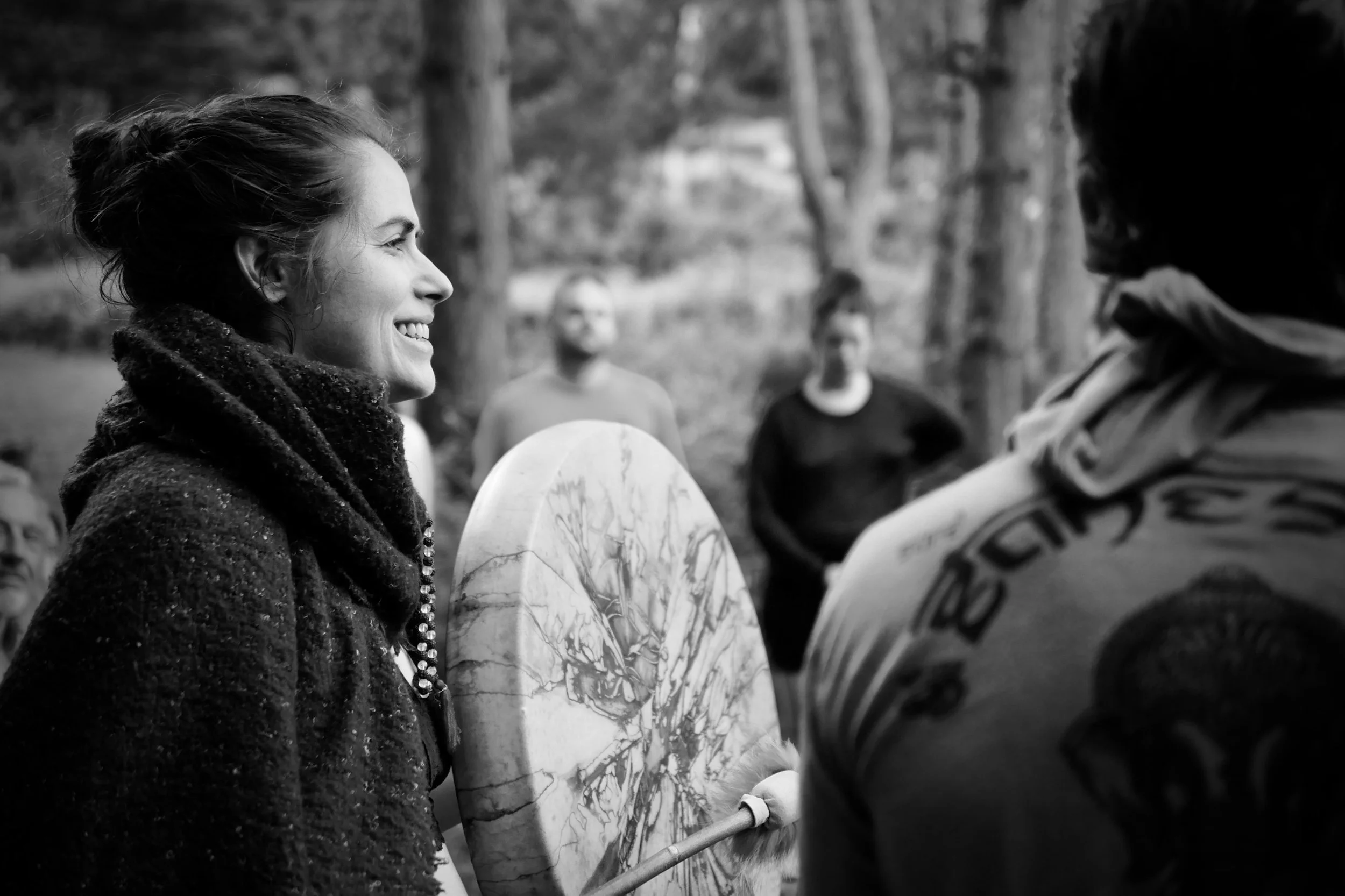 Une femme souriante lors d'une rencontre extérieure
