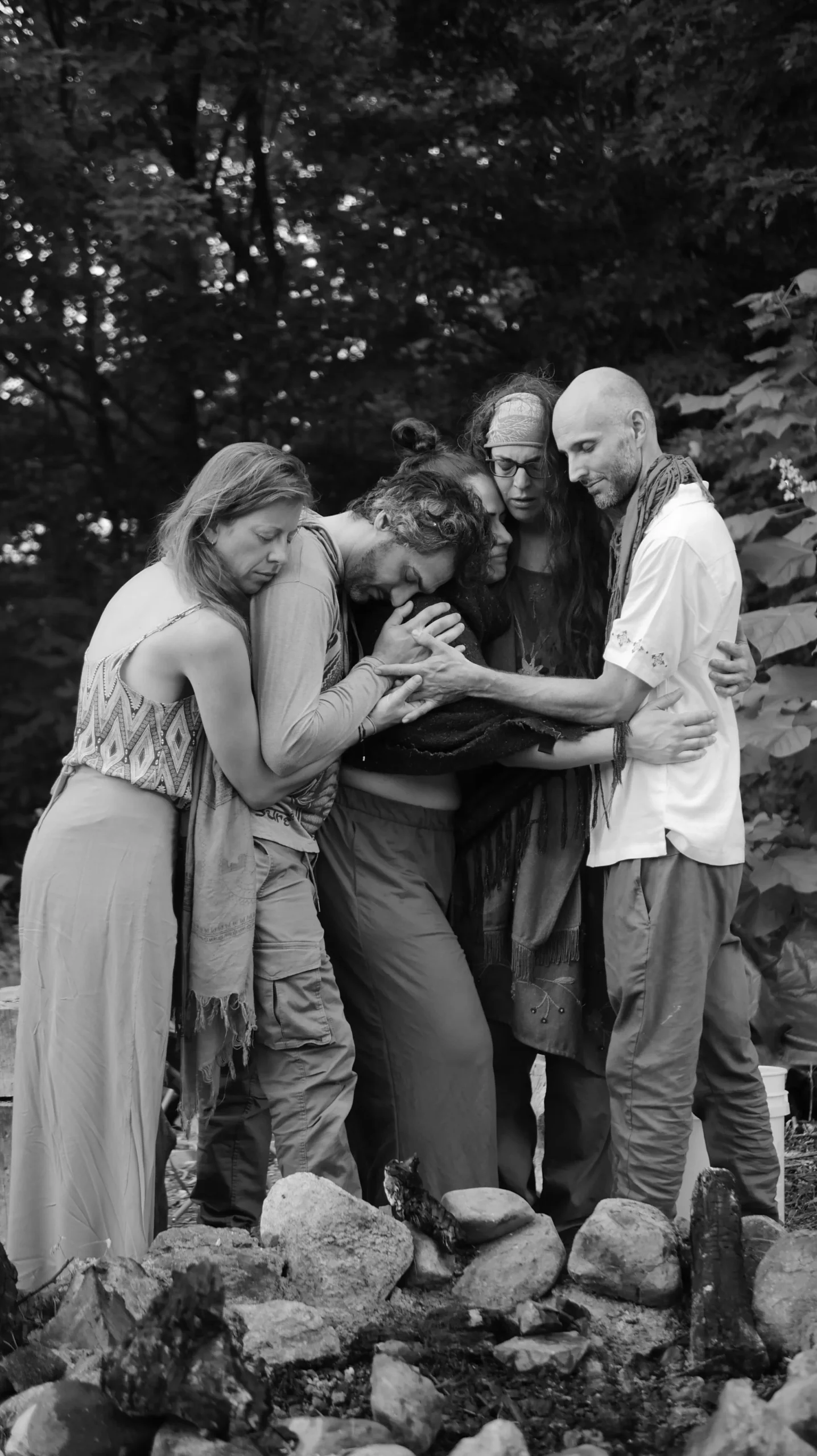 Groupe de cinq personnes en méditation dans la nature