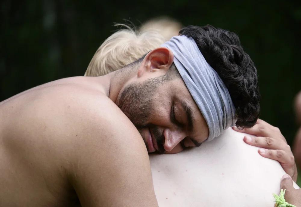 Un homme émouvant embrassant quelqu’un.